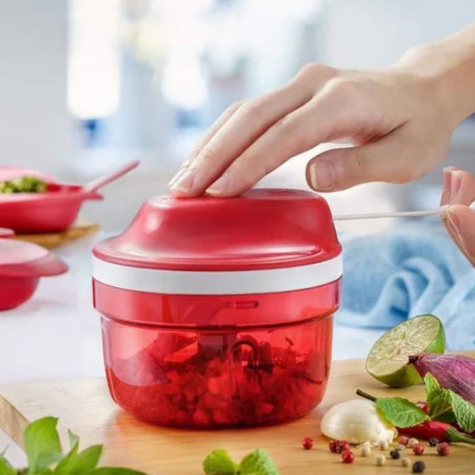 Mini hachoir manuel utilisé par une personne en cuisine