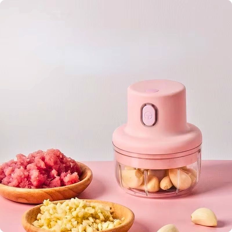 Mini hachoir nomad'ine posé à côté d'une assiette de viande hachée