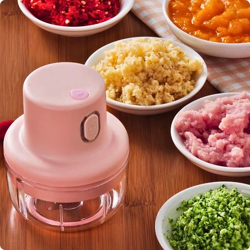 Mini hachoir nomad'ine posé à côté d'assiette de viande et légumes hachés
