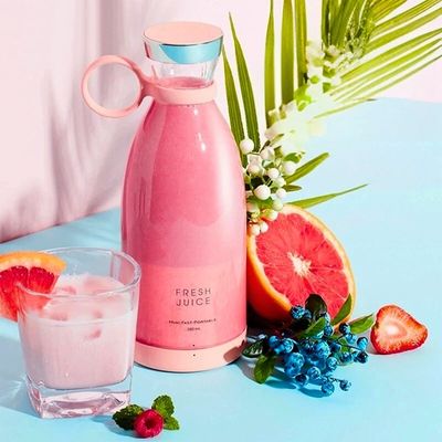 Mixeur portable rose posé sur une table