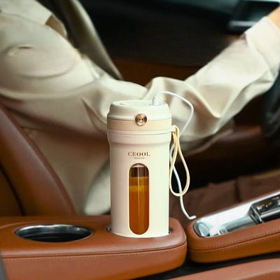 Mixeur smoothie dans une voiture à côté conducteur.