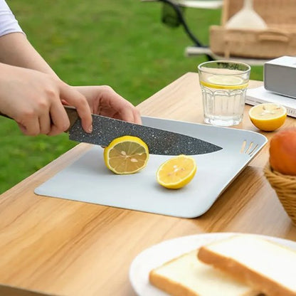 Personne qui coupe un citron sur la planche à découper