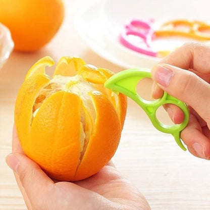 personne qui épluche une orange avec l'éplucheur agrumes 