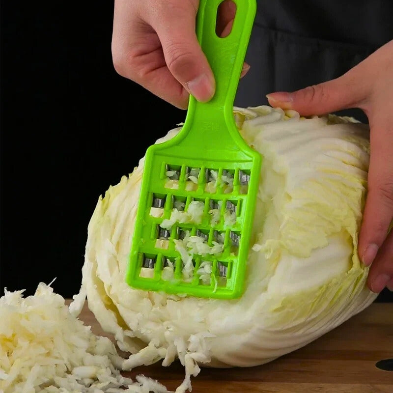 Personne qui râpe un chou énergiquement