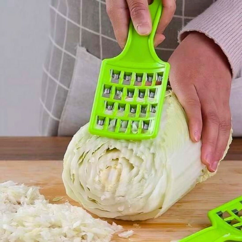 Personne qui râpe un chou.