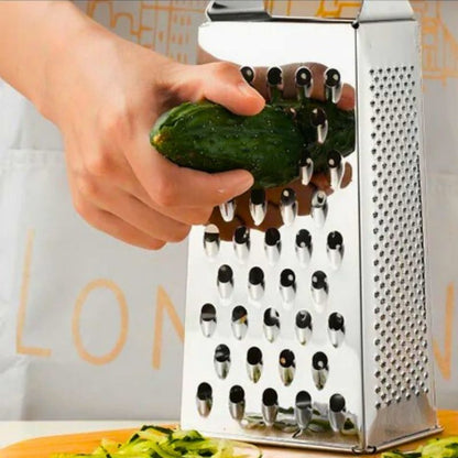 Personne qui râpe un concombre avec une râpe.