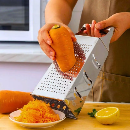 Personne qui râpe une carotte avec une râpe.