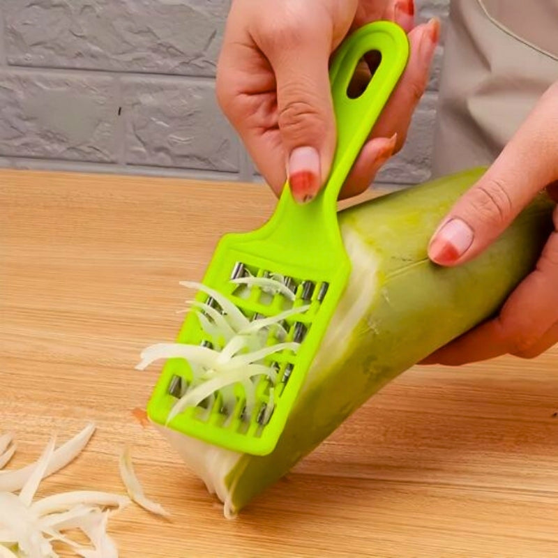 Personne qui râpe une pomme de terre.