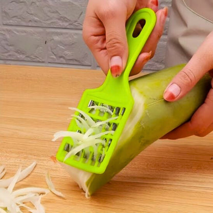 Personne qui râpe une pomme de terre.