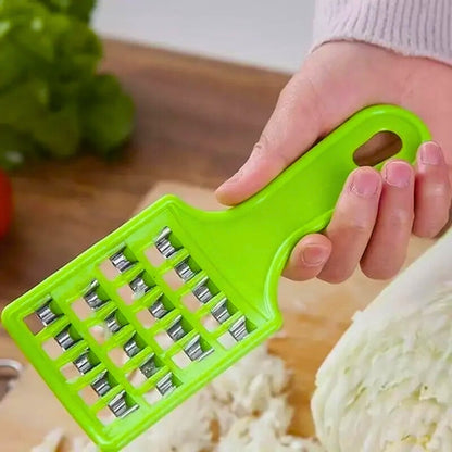 Personne qui tient une râpe.