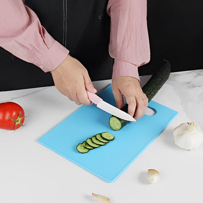 Personne qui utilise la bleu de l'ensemble de planches à découper colorées