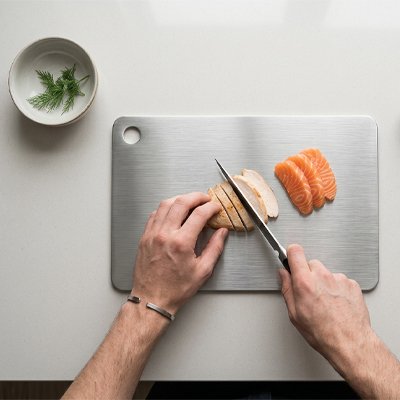 Personne qui utilise la planche a decouper en cuisine