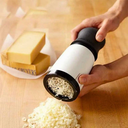 Personne râpant du fromage à l'aide d'une râpe à fromage.