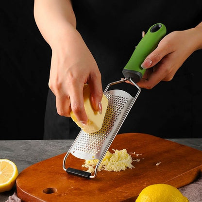 Personne râpant un fromage à l'aide d'une râpe à fromage.