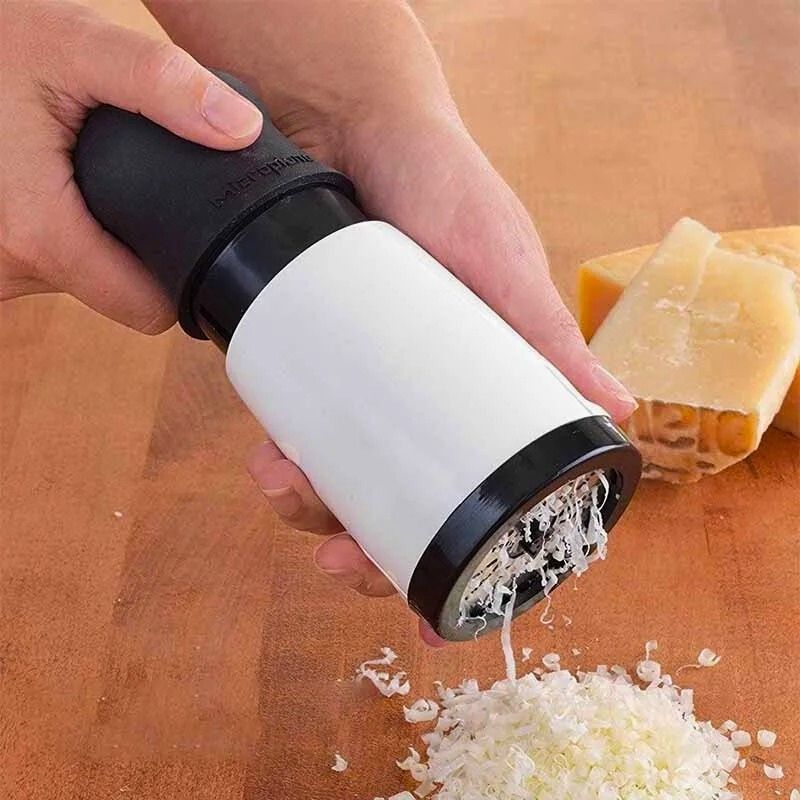 Personne utilisant une râpe à fromage pour râper du fromage.