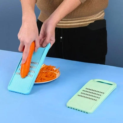 Personne utilisant une râpe à légumes pour râper une carotte dans une assiette.