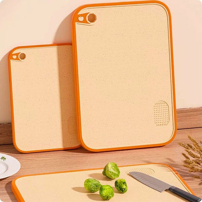 planche à découper hygiénique posée contre un mur