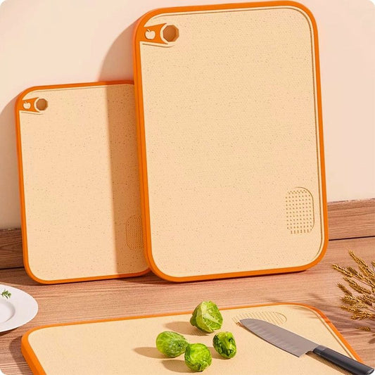 planche à découper hygiénique posée contre un mur