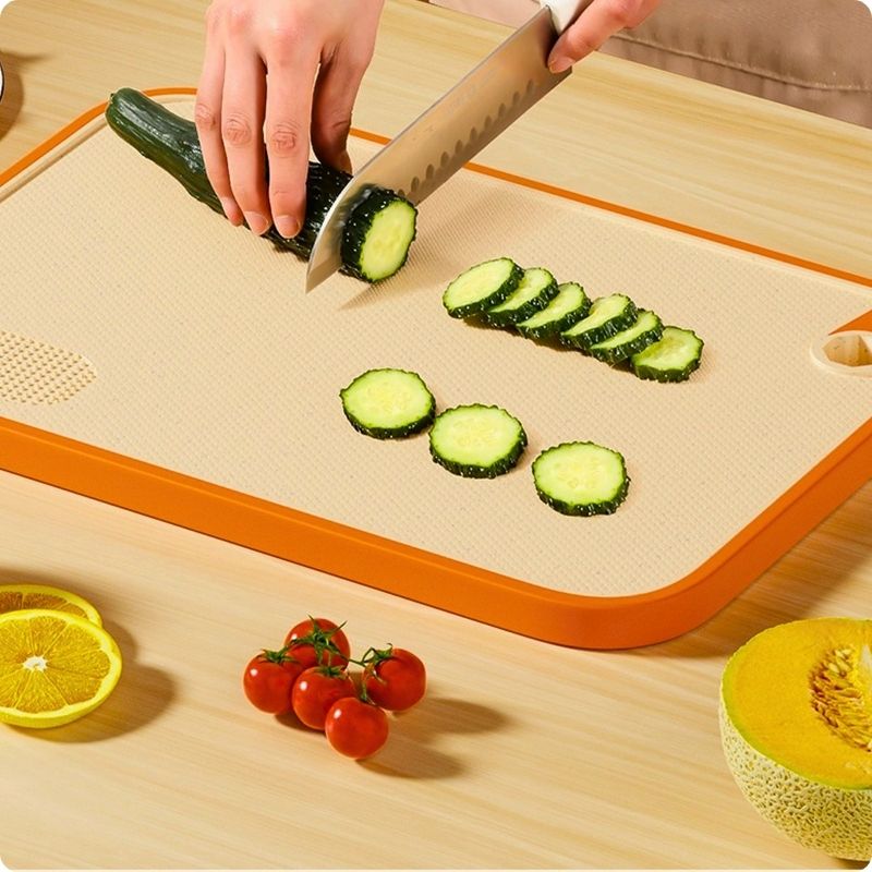 Planche à découper hygiénique utilisée pour couper un concombre