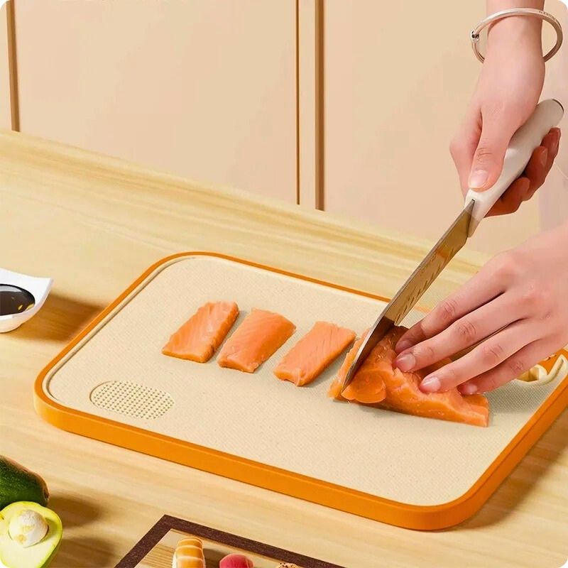 Planche à découper hygiénique utilisée pour couper du saumon.