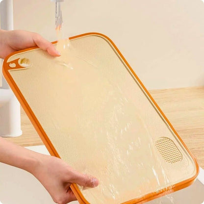 Planche à découper hygiénique passée sous l'eau