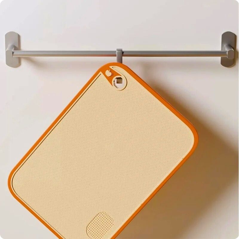 Planche à découper hygiénique suspendue à un crochet.