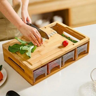 Planche à découper bambou supér'ine utilisée pour couper des légumes