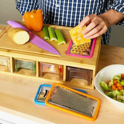Planche à découper bambou supér'ine utilisée pour râper du fromage