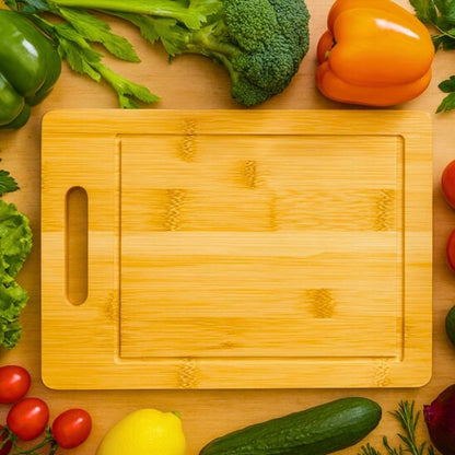 Planche à découper bois entourée de légumes