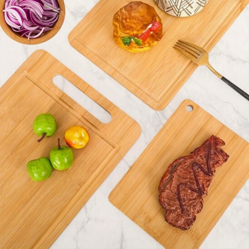 Planche à découper bois avec divers aliments dessus