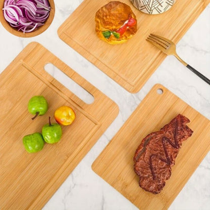 Planche à découper bois avec divers aliments dessus