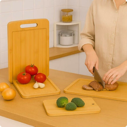 Planche à découper bois utilisée par femme pour couper aliment