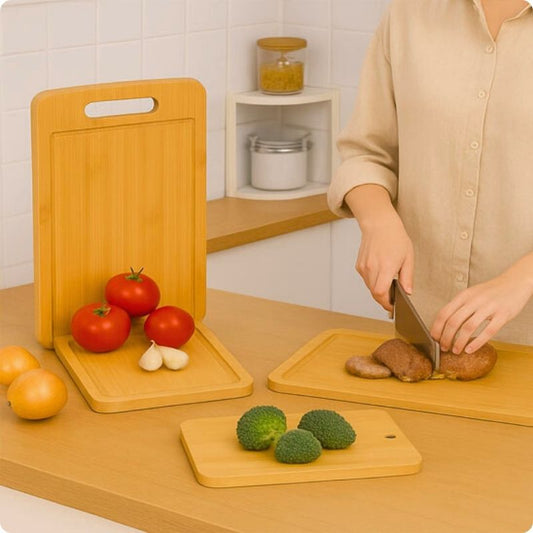 Planche à découper bois utilisée par femme pour couper aliment