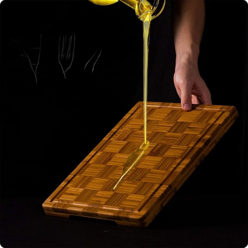 Planche à découper bois damier trio'ine avec du miel versé dessus