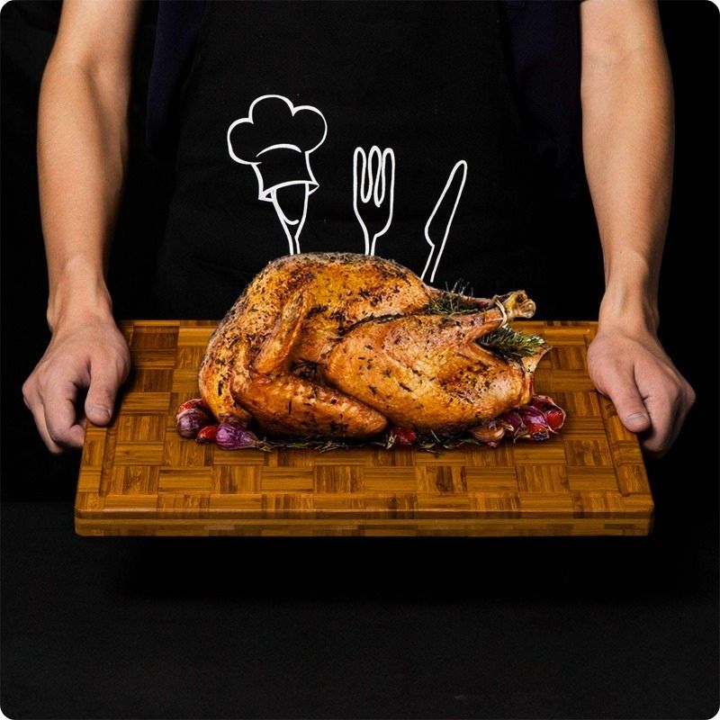 Planche à découper bois damier trio'ine avec poulet posé dessus