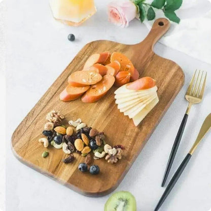 planche à déouper bois rectangle nature sur table avec aliments dessus