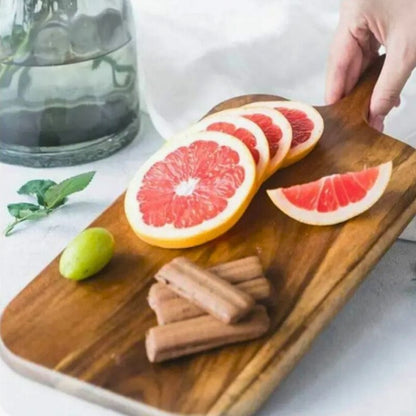 planche à découper bois rectangle nature avec pamplemousse dessus