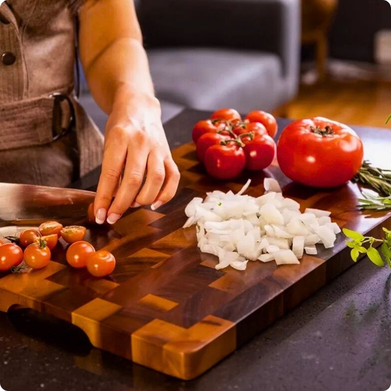 Planche a decouper damier utilisée pour couper des légumes.