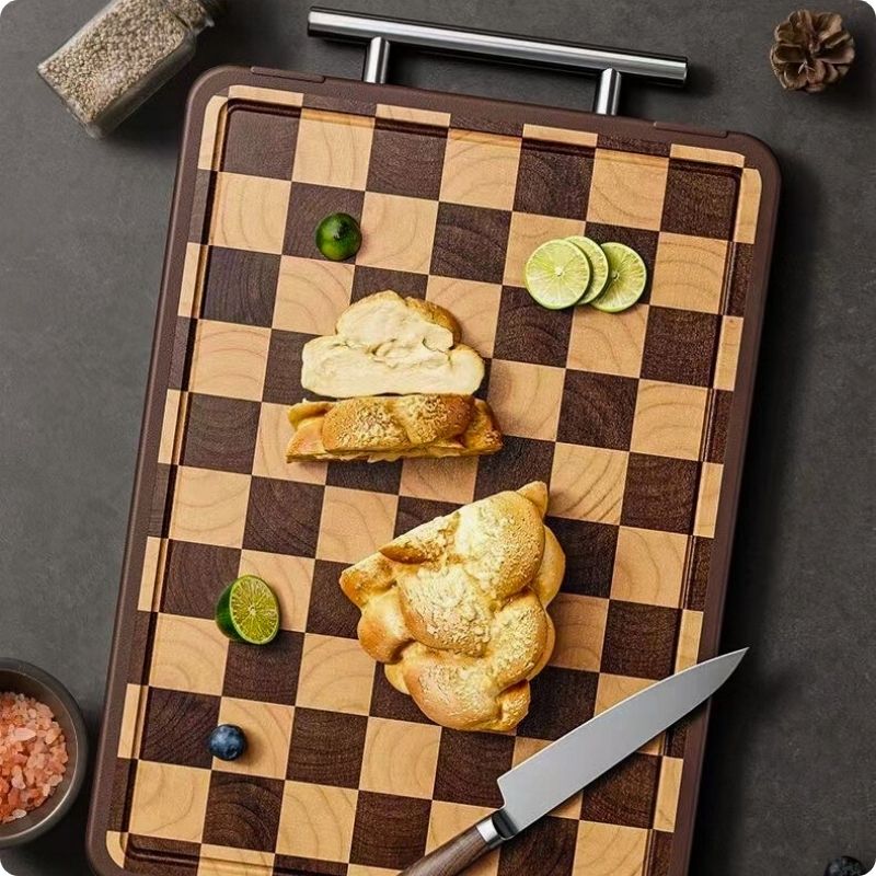 Planche a decouper damier avec pain et couteau dessus