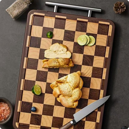 Planche a decouper damier avec pain et couteau dessus