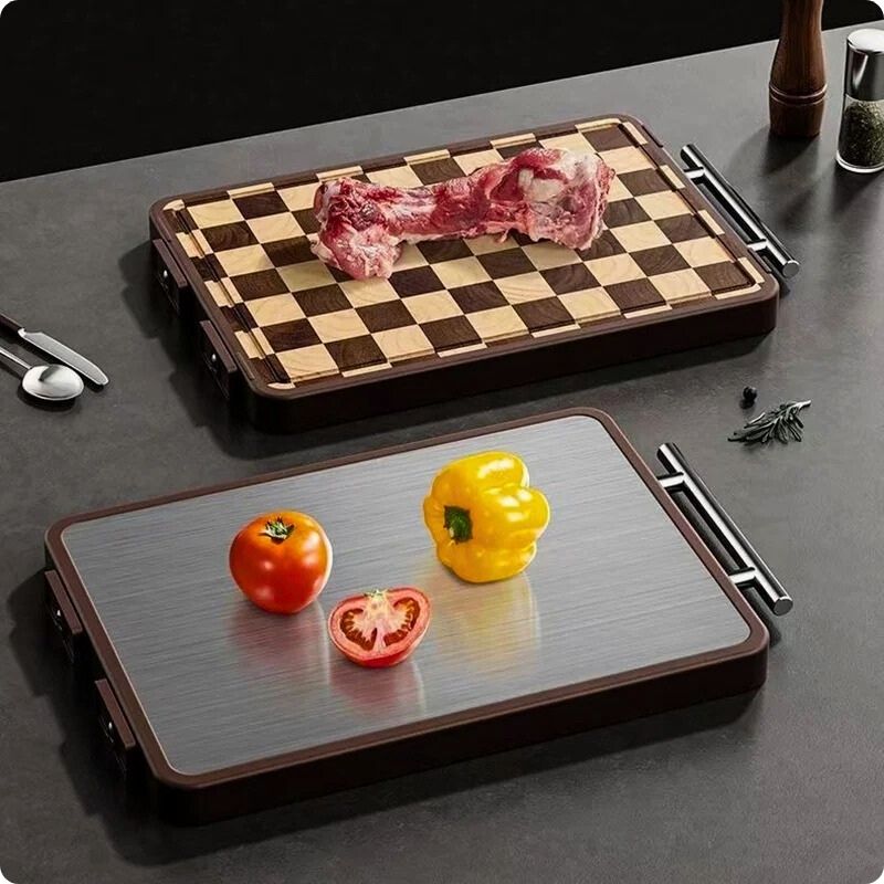 Planche a decouper damier posé sur un table avec une face damier et une face acier
