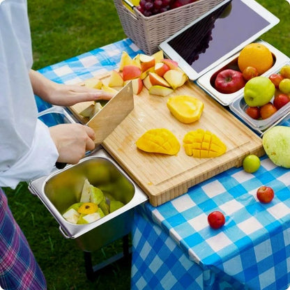 planche à découper en bois bambou flex utilisée pour couper des fruits et légumes