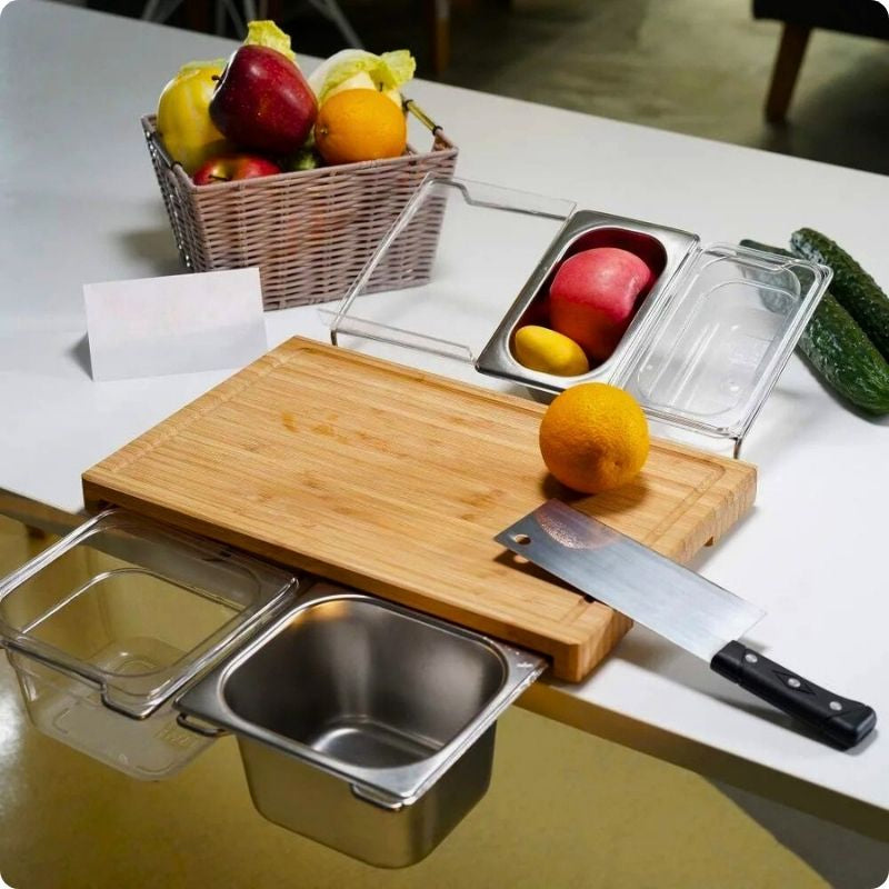 planche à découper en bois bambou flex  posée sur une table