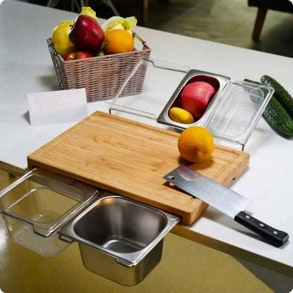 planche à découper en bois bambou flex  posée sur une table
