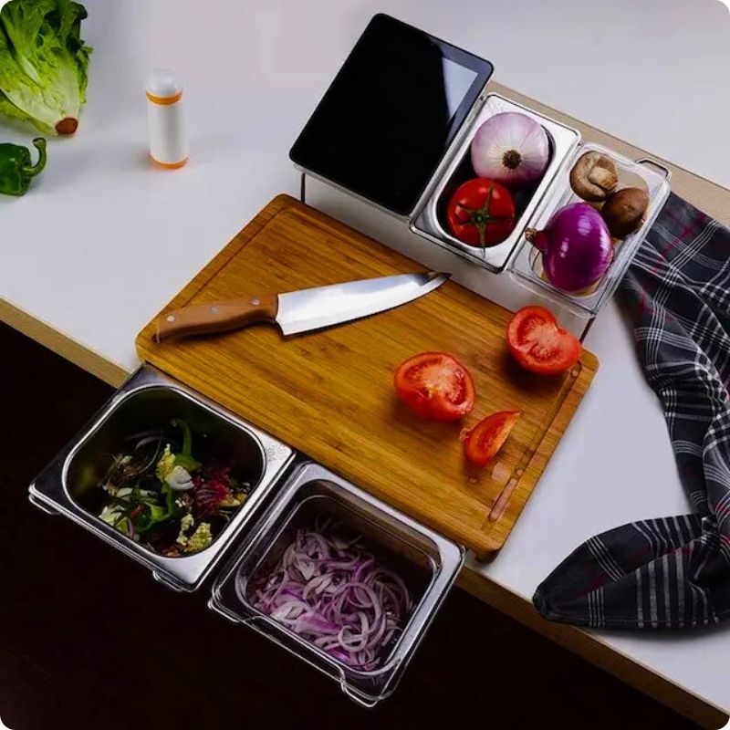 planche à découper en bois bambou flex  avec tomate et couteau posés dessus