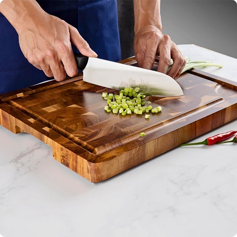 planche à découper en bois utilisée pour couper un légume