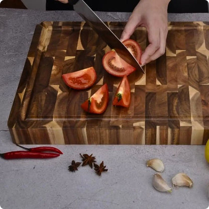 planche à découper en bois utilisée pour couper une tomate