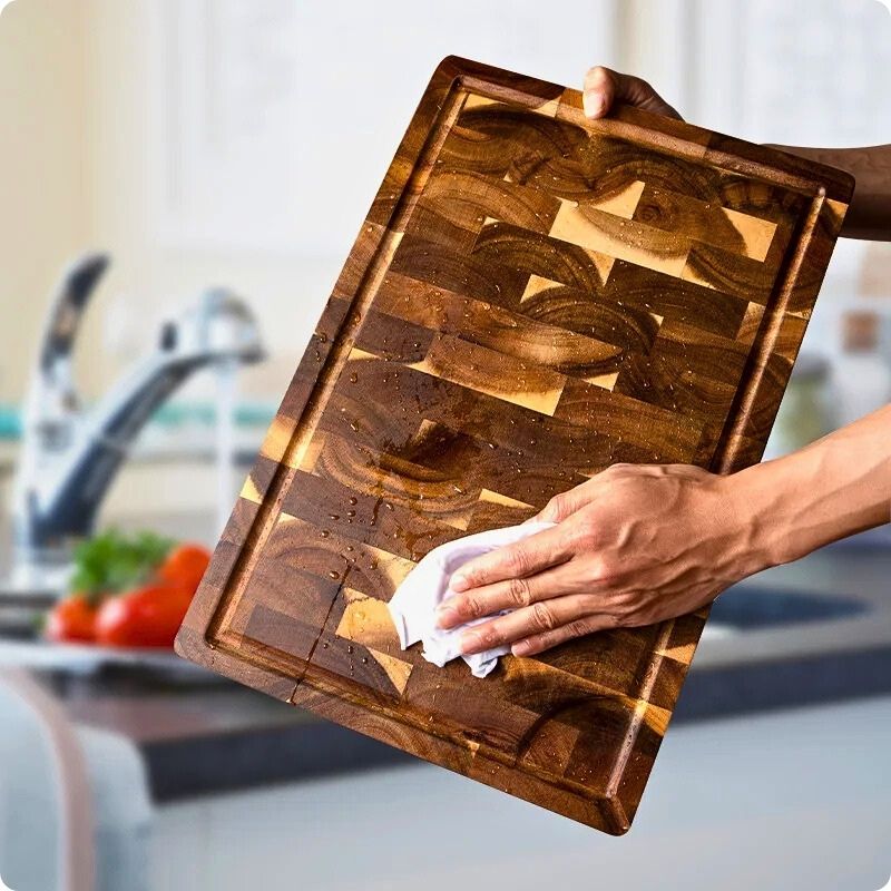 planche à découper en bois nettoyée avec un chiffon