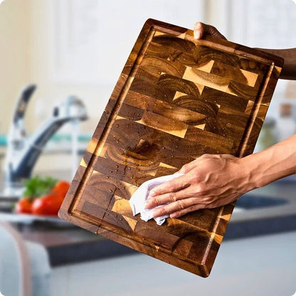 planche à découper en bois nettoyée avec un chiffon