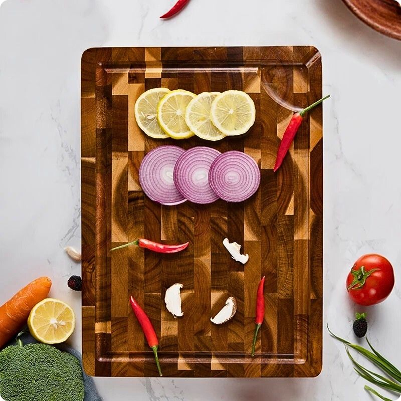 planche à découper en bois avec des rondelles de citrons et oignons dessus